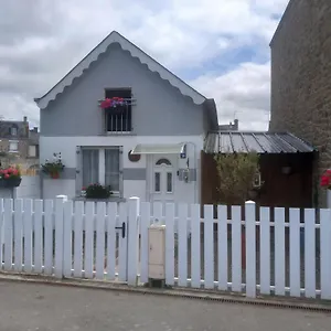 Gite The Georgette House Hébergement de vacances Pontorson
